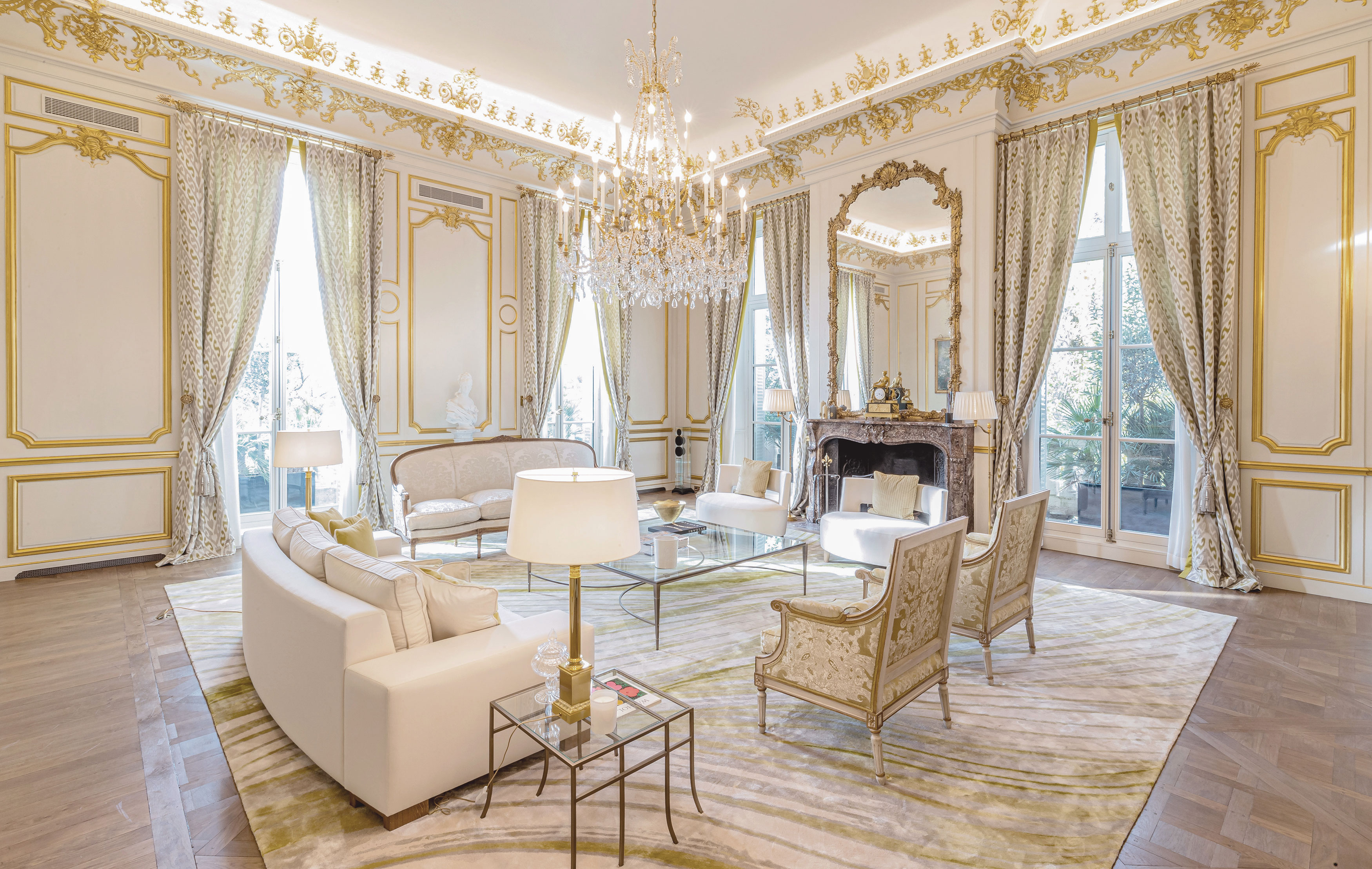 Living area in a luxurious apartment duplex in Paris